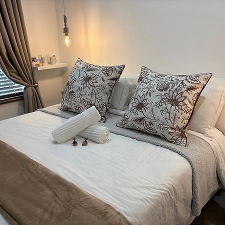 Luxury Upmarket Guesthouse 20 On 4Th Rustenburg Buitenkant foto