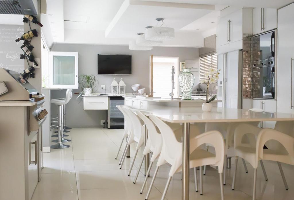 Luxury Upmarket Guesthouse 20 On 4Th Rustenburg Buitenkant foto