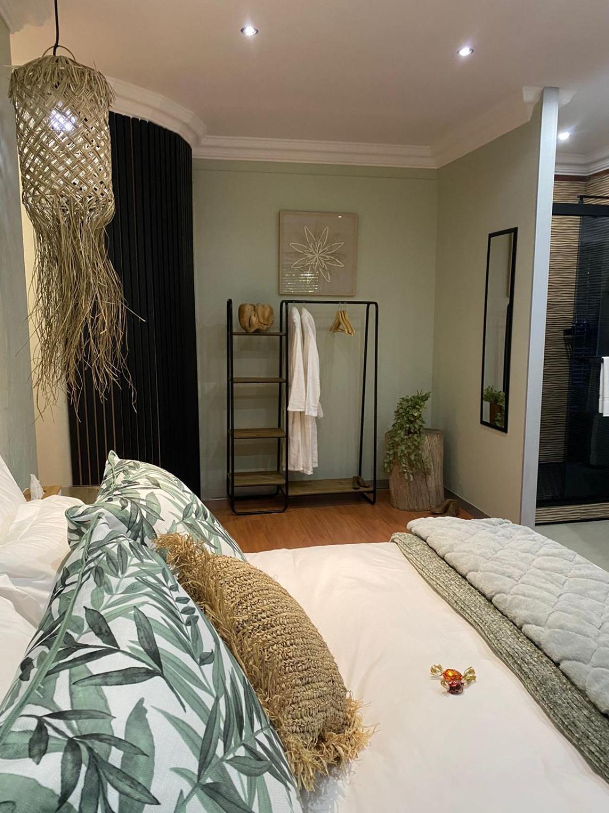 Luxury Upmarket Guesthouse 20 On 4Th Rustenburg Buitenkant foto