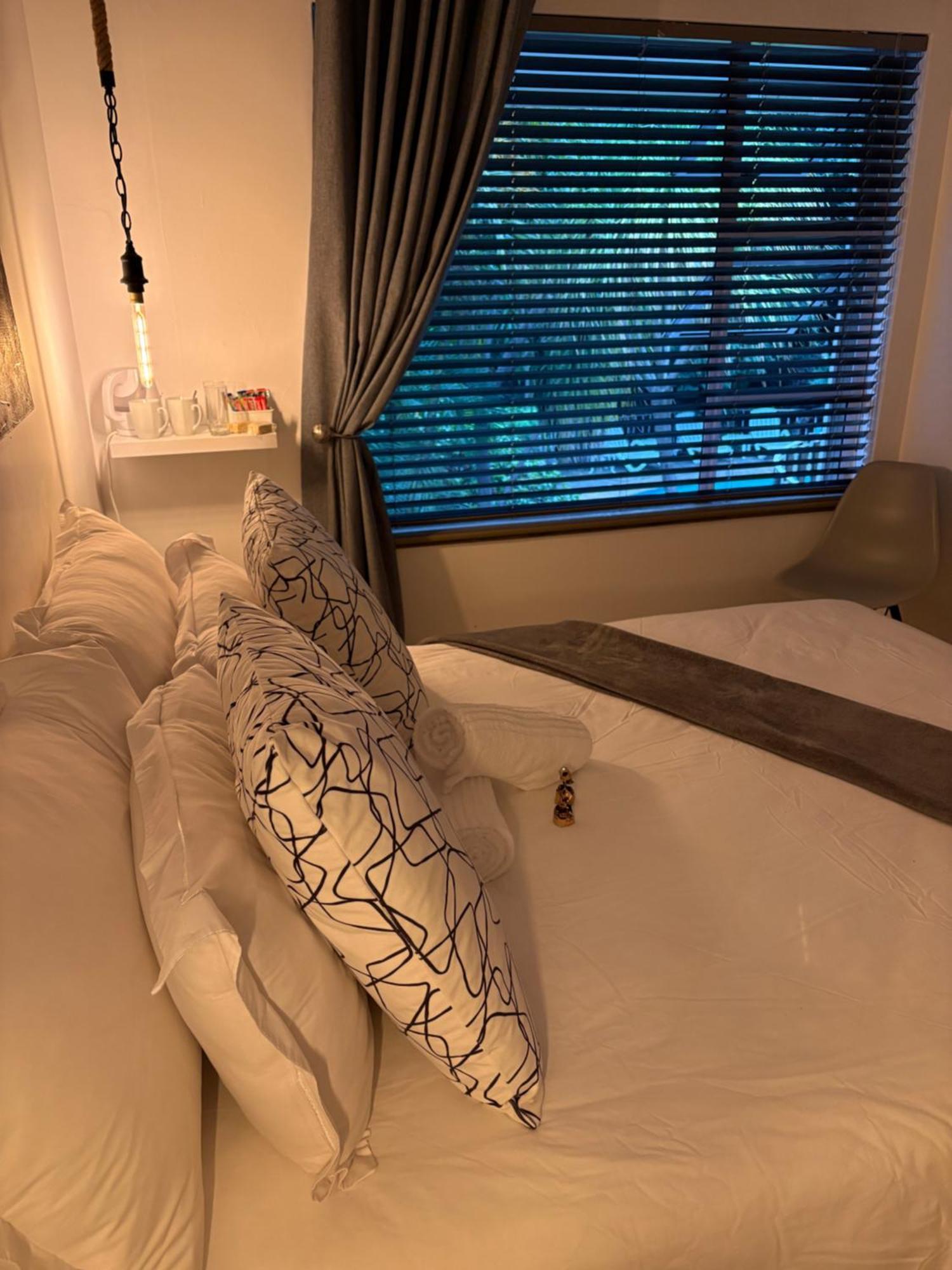 Luxury Upmarket Guesthouse 20 On 4Th Rustenburg Buitenkant foto